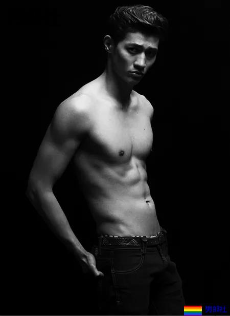 男1男2沐浴秀身材又卖腐?！187长腿筋肉男模，也太会玩了！ - 51虹马