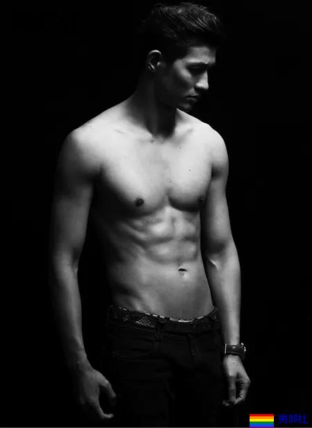 男1男2沐浴秀身材又卖腐?！187长腿筋肉男模，也太会玩了！ - 51虹马