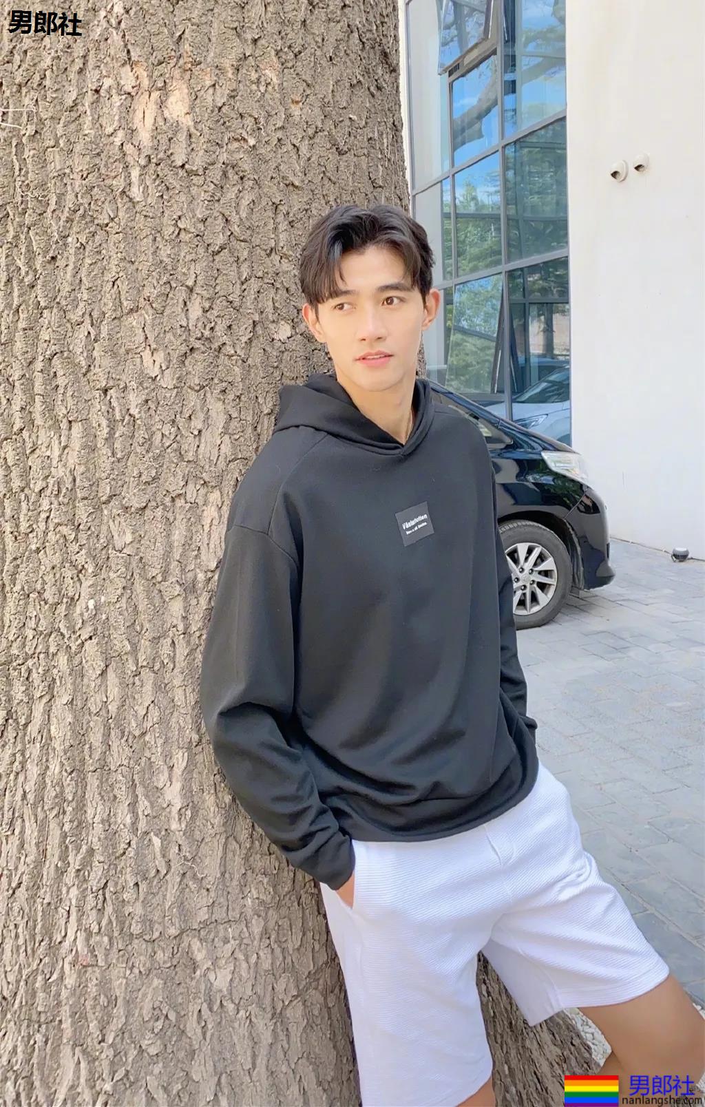 男1男2沐浴秀身材又卖腐?！187长腿筋肉男模，也太会玩了！ - 51虹马