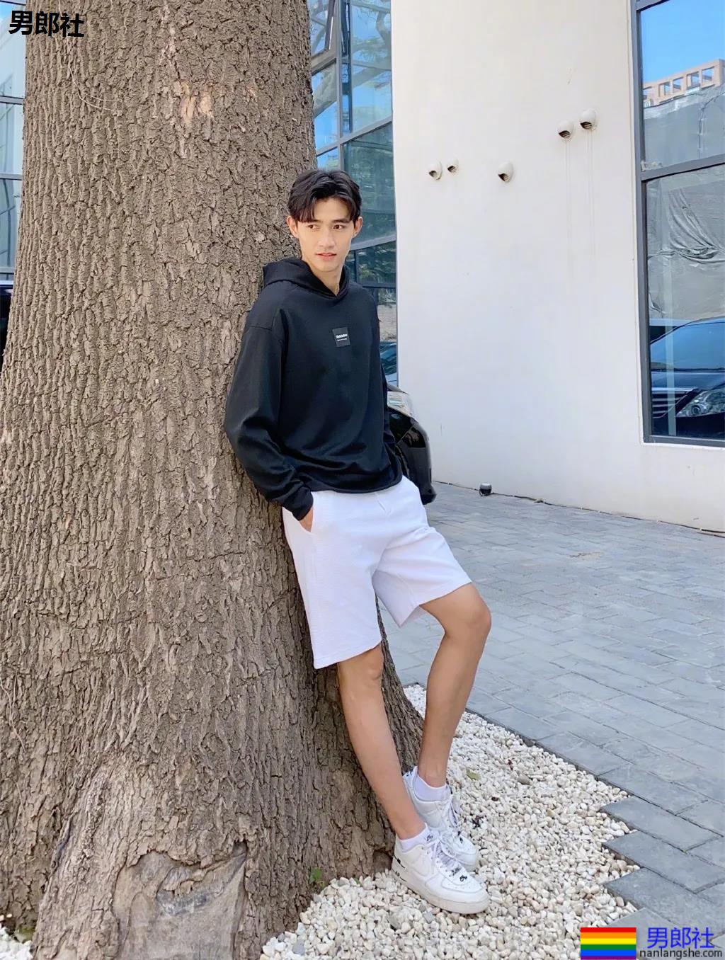 男1男2沐浴秀身材又卖腐?！187长腿筋肉男模，也太会玩了！ - 51虹马