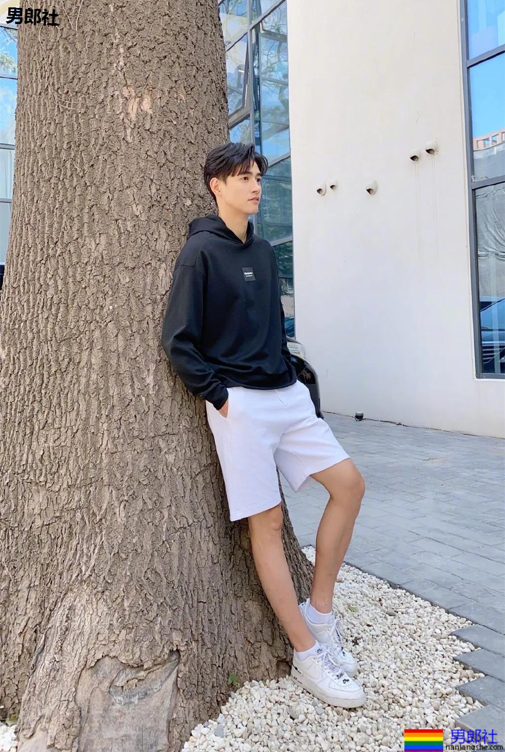 男1男2沐浴秀身材又卖腐?！187长腿筋肉男模，也太会玩了！ - 51虹马