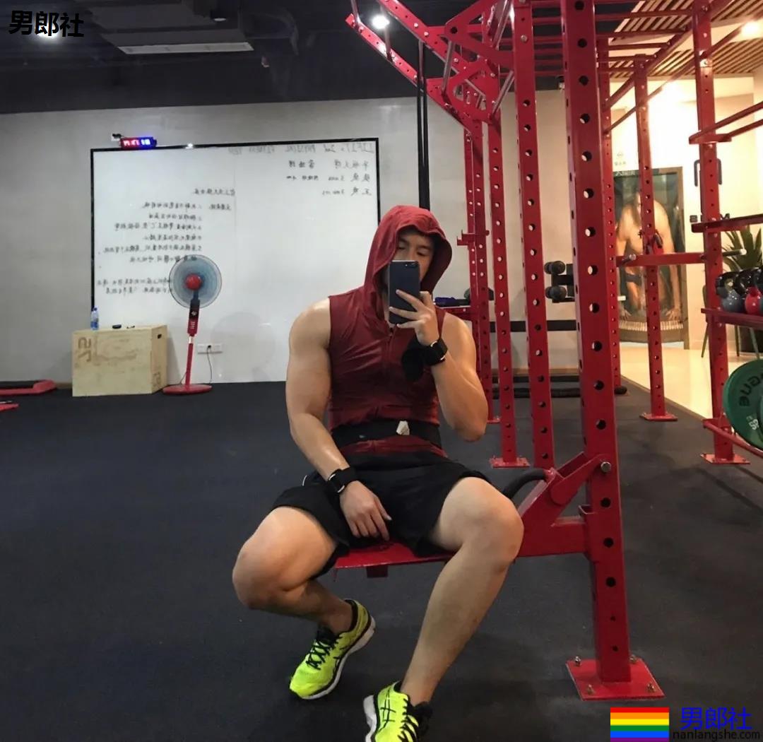 188高壮飞行员上相亲节目，疑因黑历史被除名！网友:太辣眼！ - 51虹马