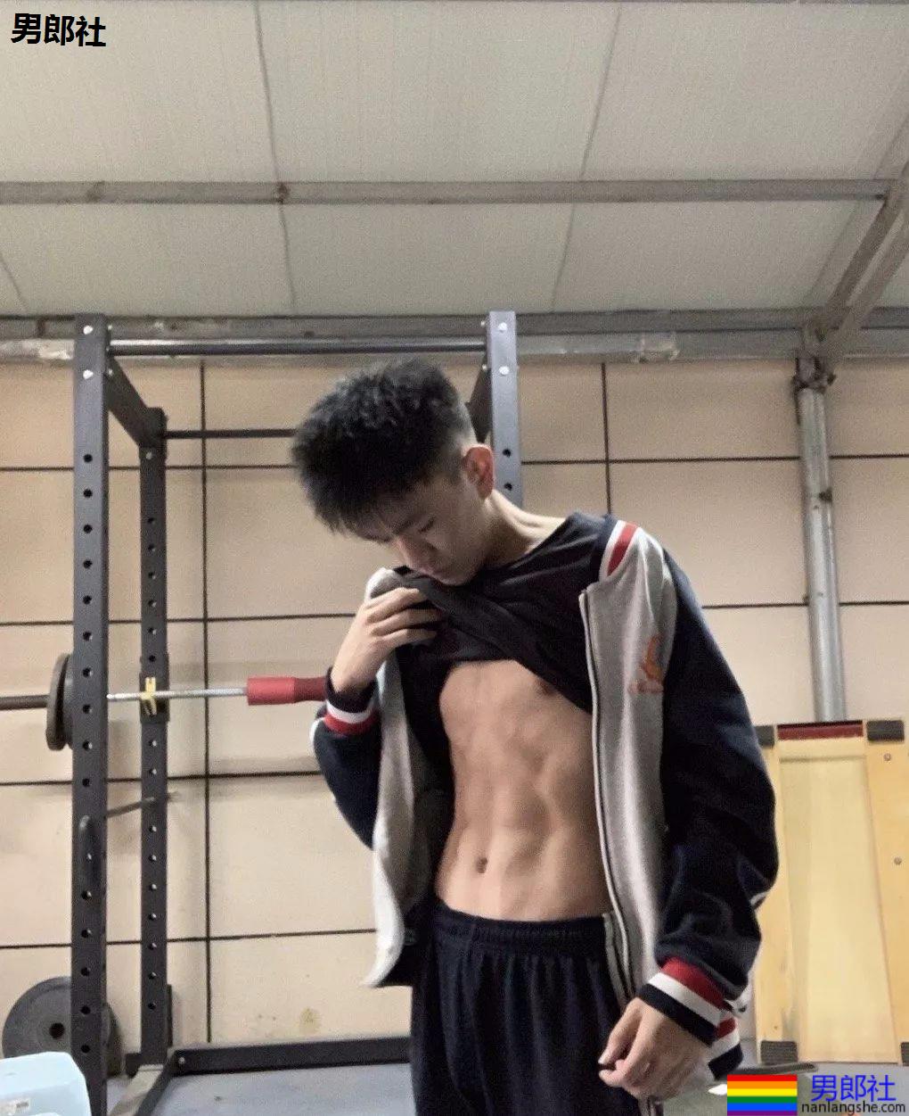 如今00后的腹肌都这么好了！你敢相信吗？ - 51虹马