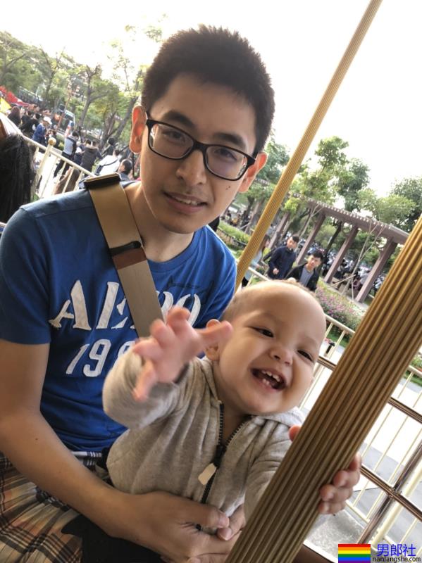 同志爸爸透过代理孕母与宝宝相见：拥抱他们那一刻，更确认当初决定是对的 - 51虹马