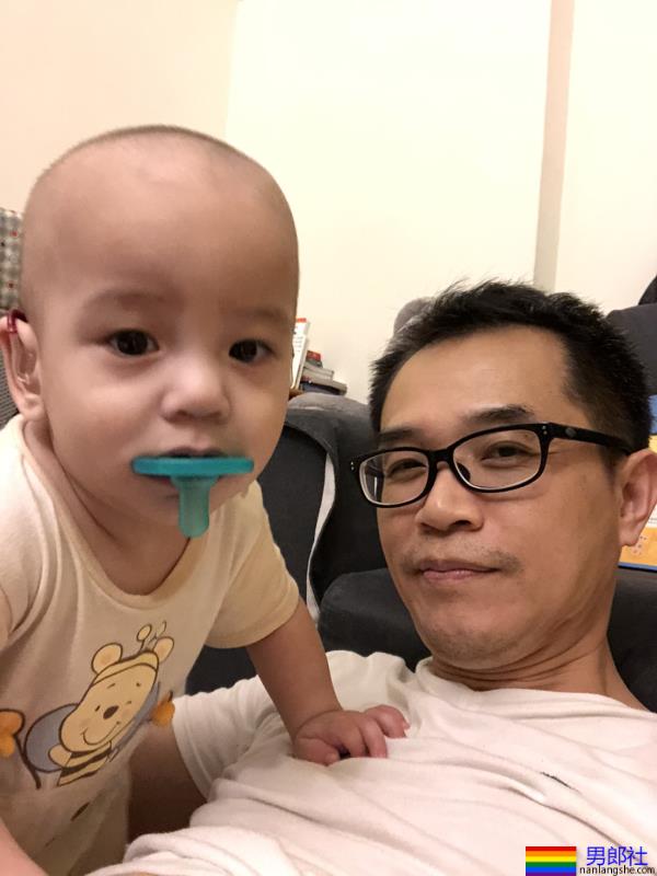 同志爸爸透过代理孕母与宝宝相见：拥抱他们那一刻，更确认当初决定是对的 - 51虹马