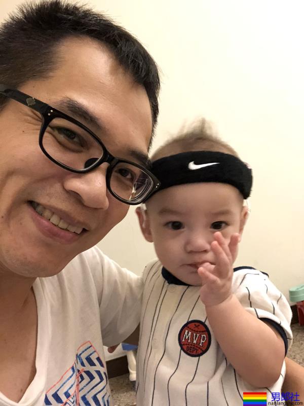 同志爸爸透过代理孕母与宝宝相见：拥抱他们那一刻，更确认当初决定是对的 - 51虹马