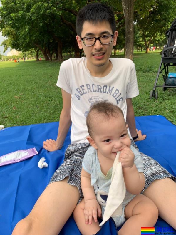 同志爸爸透过代理孕母与宝宝相见：拥抱他们那一刻，更确认当初决定是对的 - 51虹马