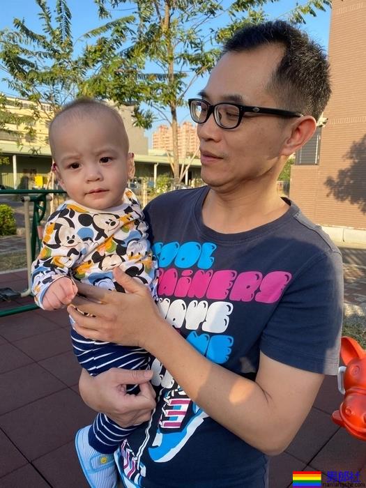 同志爸爸透过代理孕母与宝宝相见：拥抱他们那一刻，更确认当初决定是对的 - 51虹马