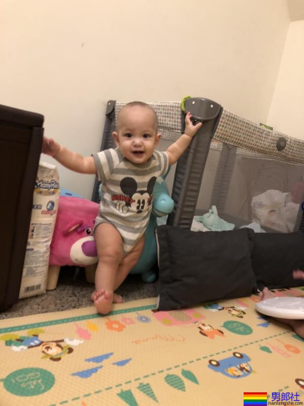 同志爸爸透过代理孕母与宝宝相见：拥抱他们那一刻，更确认当初决定是对的 - 51虹马