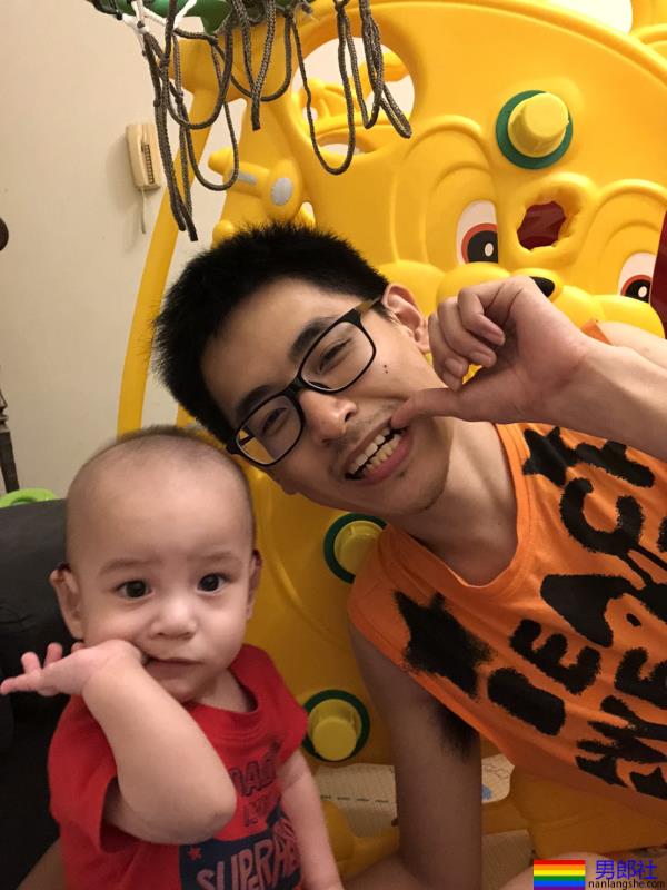 同志爸爸透过代理孕母与宝宝相见：拥抱他们那一刻，更确认当初决定是对的 - 51虹马