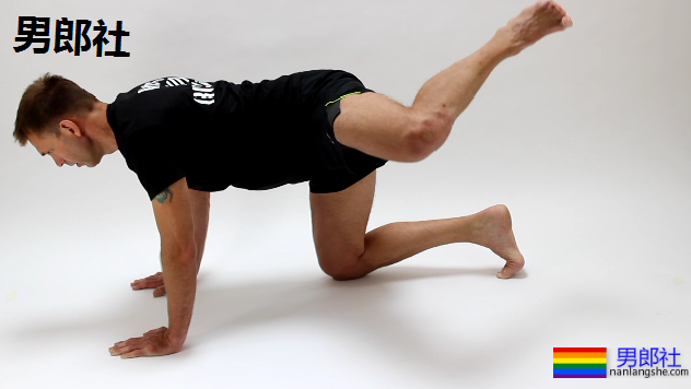 四招简单健身动作让你练出令人想咬一口的蜜桃翘臀 - 51虹马