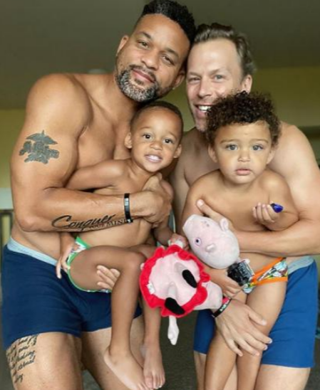 美国同志健身教练电臀勐干地板 性感骚姿没想到在床上的角色是. - 51虹马