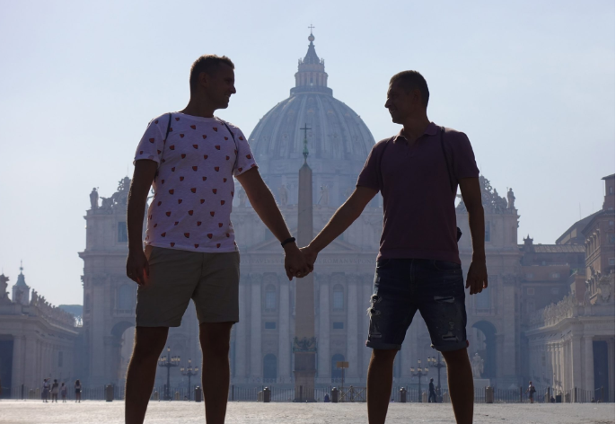 波兰男同志远赴梵蒂冈求平权 只为在教宗前挥舞彩虹旗大写：HELP-51虹马