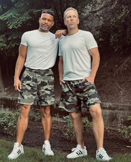 美国同志健身教练电臀勐干地板 性感骚姿没想到在床上的角色是. - 51虹马