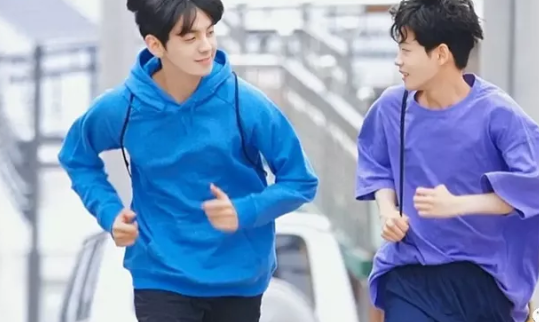 学弟暗恋校草学长，高颜值新剧开播！ - 51虹马