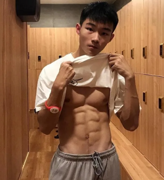 16岁就拥有八块腹肌，现在的00后实力不容小觑 - 51虹马