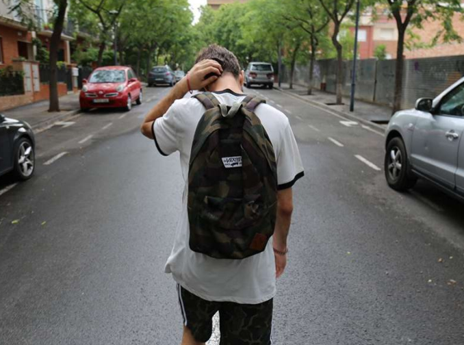 手机安装同志交友APP 英国15岁少年遭父亲以电线鞭打-51虹马