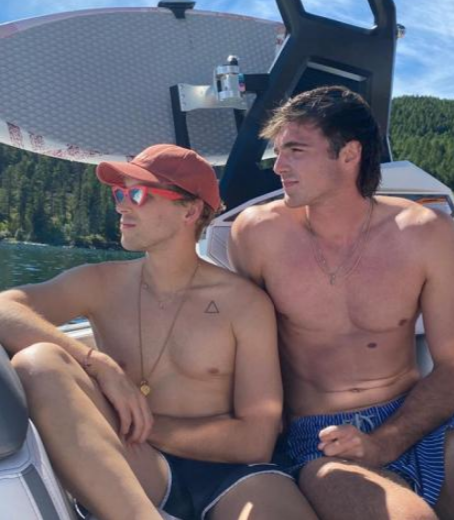 网友高潮无数!Netflix演员po出男爱亲吻照 超友谊让人好羡慕 - 51虹马 网友高潮无数!Netflix演员po出男爱亲吻照 超友谊让人好羡慕 - 51虹马