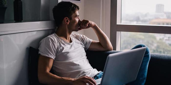 死都要黏在一起，无时无刻都在留意对方？8种感情过度依赖的迹象-51虹马