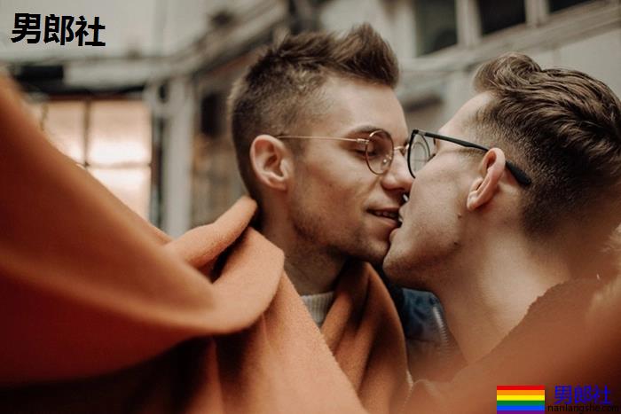 死都要黏在一起，无时无刻都在留意对方？8种感情过度依赖的迹象 - 51虹马