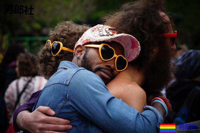 死都要黏在一起，无时无刻都在留意对方？8种感情过度依赖的迹象 - 51虹马