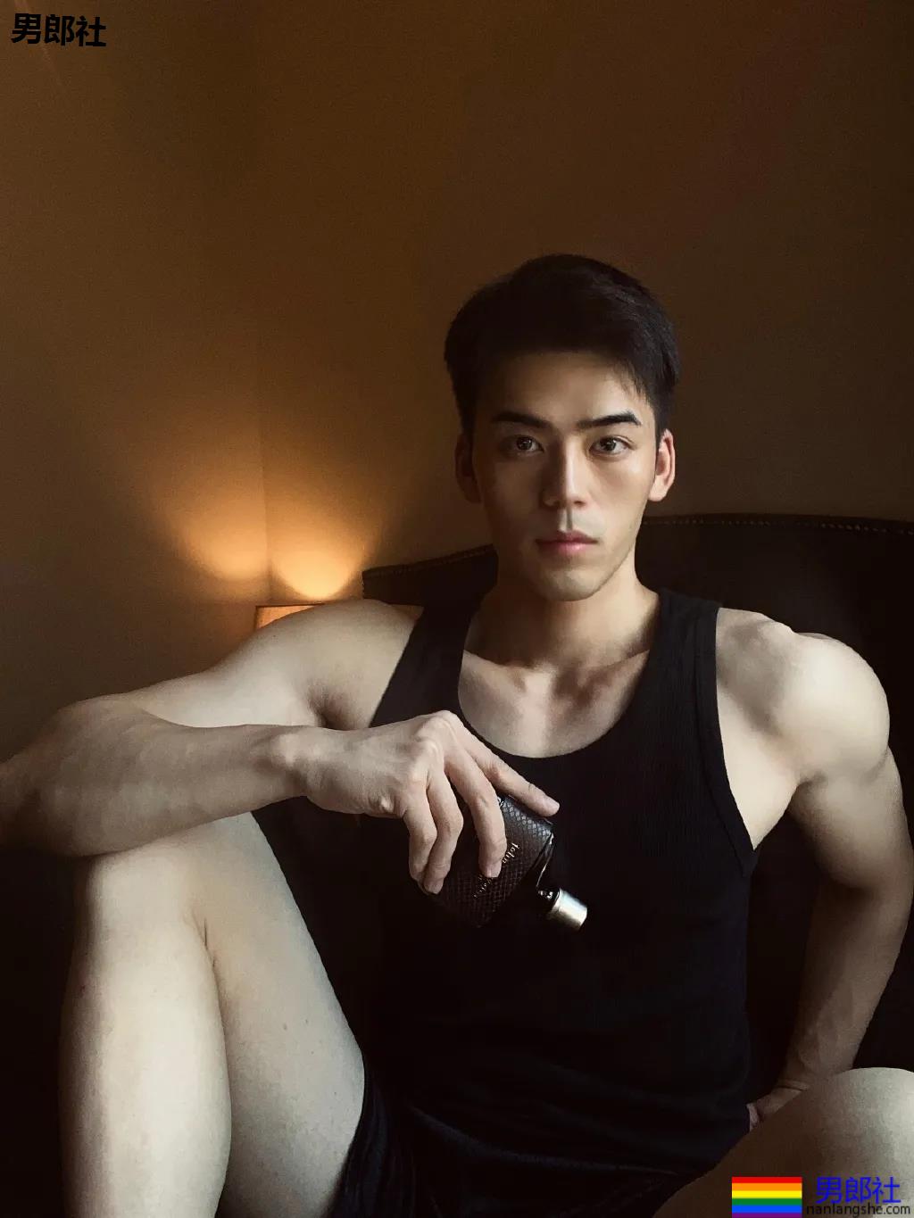 "川音霍建华"肌肉写真刷屏票圈！超帅高鼻梁长腿小狼狗，谁又可了？ - 51虹马