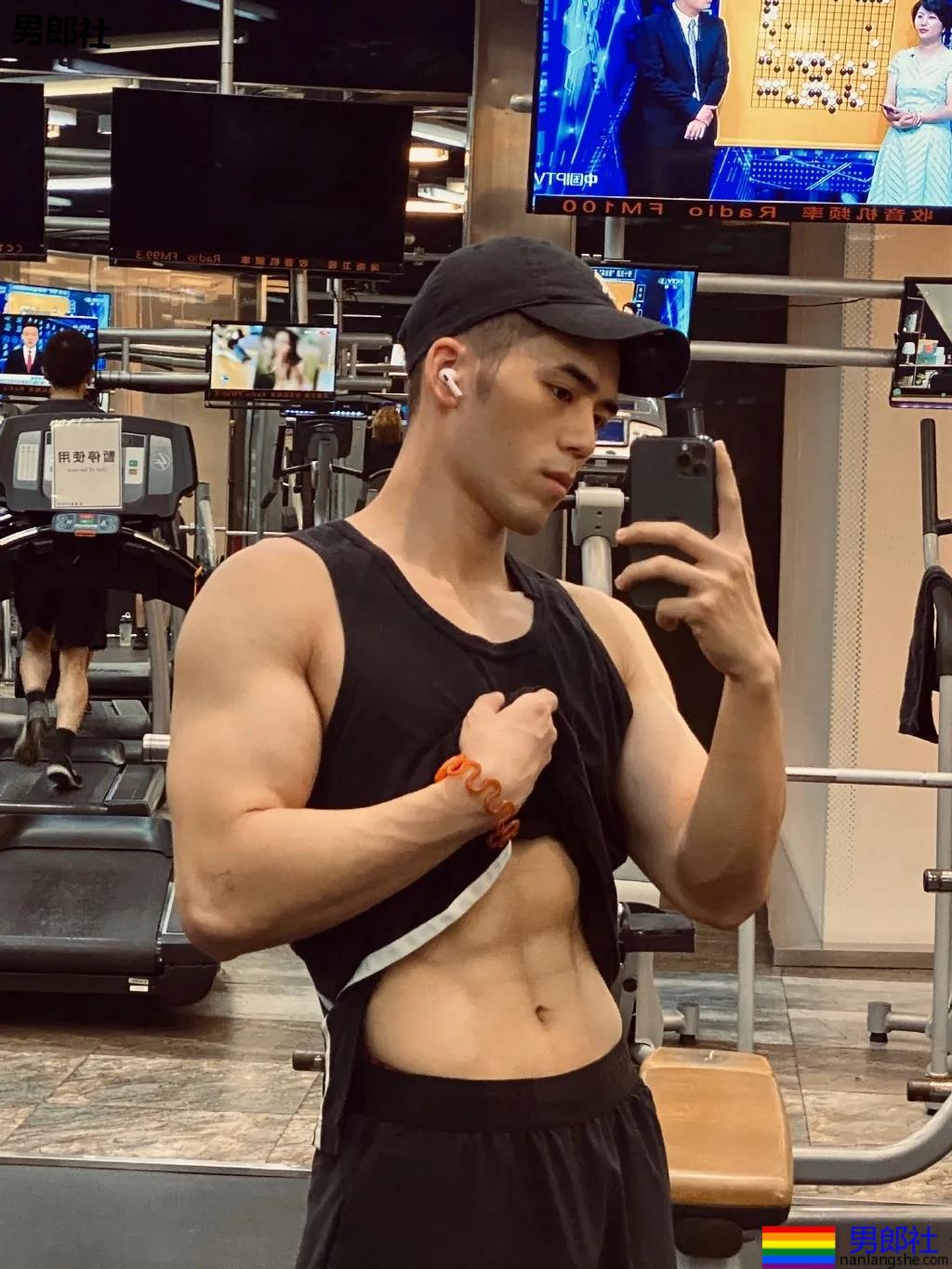 "川音霍建华"肌肉写真刷屏票圈！超帅高鼻梁长腿小狼狗，谁又可了？ - 51虹马