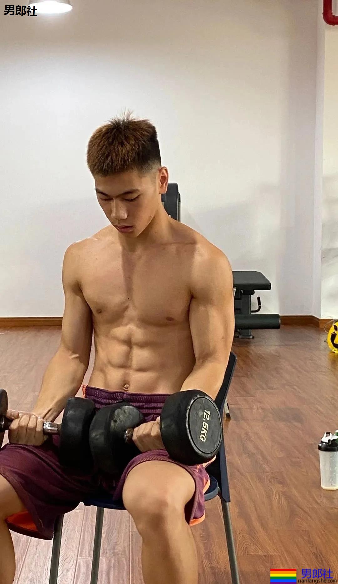 19岁上海工程大篮球帅哥，六块腹肌让学姐们都不淡定了！-51虹马