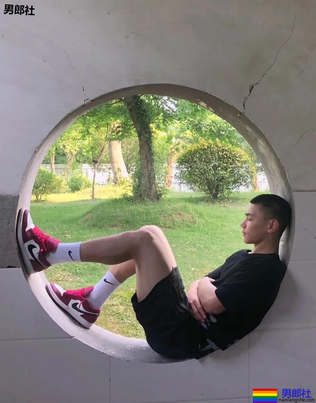 19岁上海工程大篮球帅哥，六块腹肌让学姐们都不淡定了！ - 51虹马