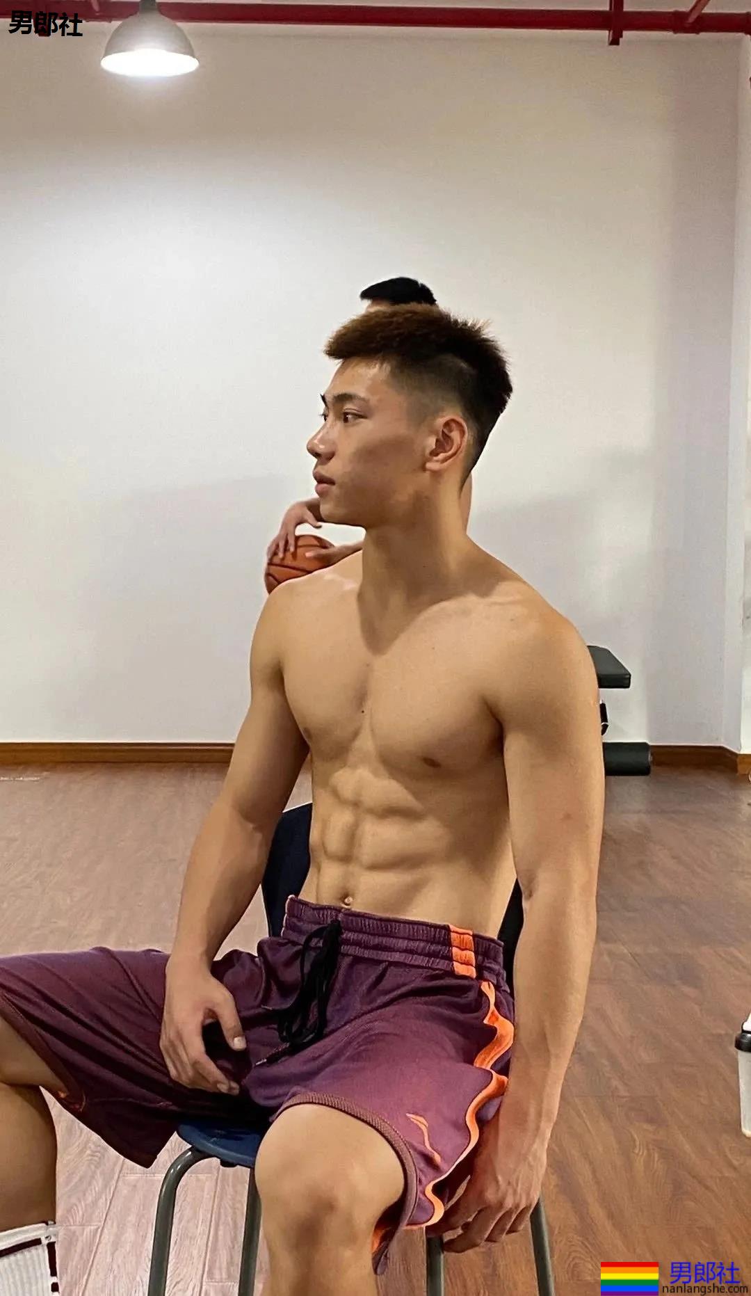 19岁上海工程大篮球帅哥，六块腹肌让学姐们都不淡定了！ - 51虹马