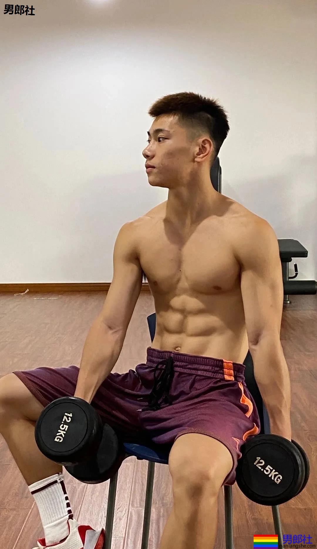 19岁上海工程大篮球帅哥，六块腹肌让学姐们都不淡定了！ - 51虹马