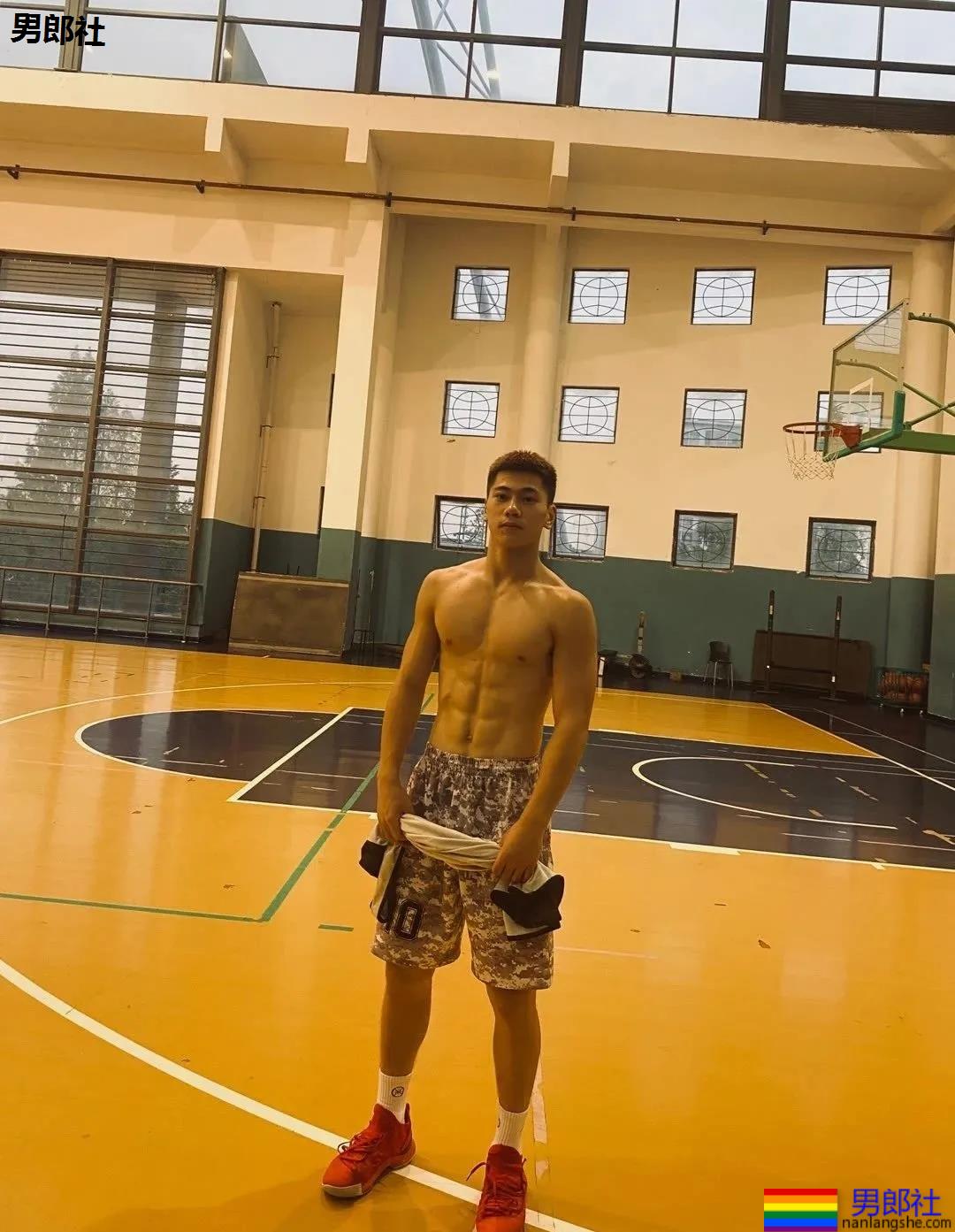 19岁上海工程大篮球帅哥，六块腹肌让学姐们都不淡定了！ - 51虹马