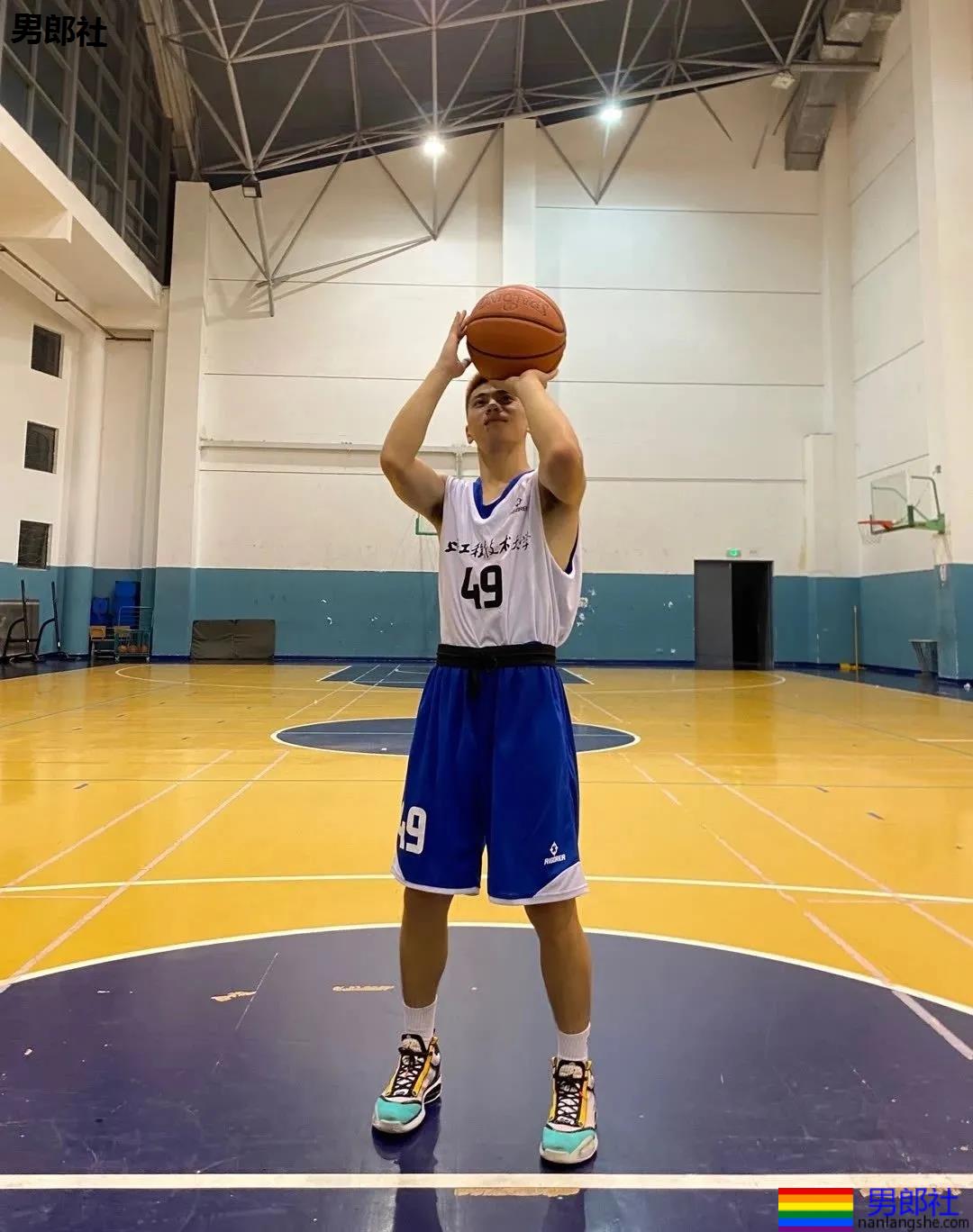19岁上海工程大篮球帅哥，六块腹肌让学姐们都不淡定了！ - 51虹马