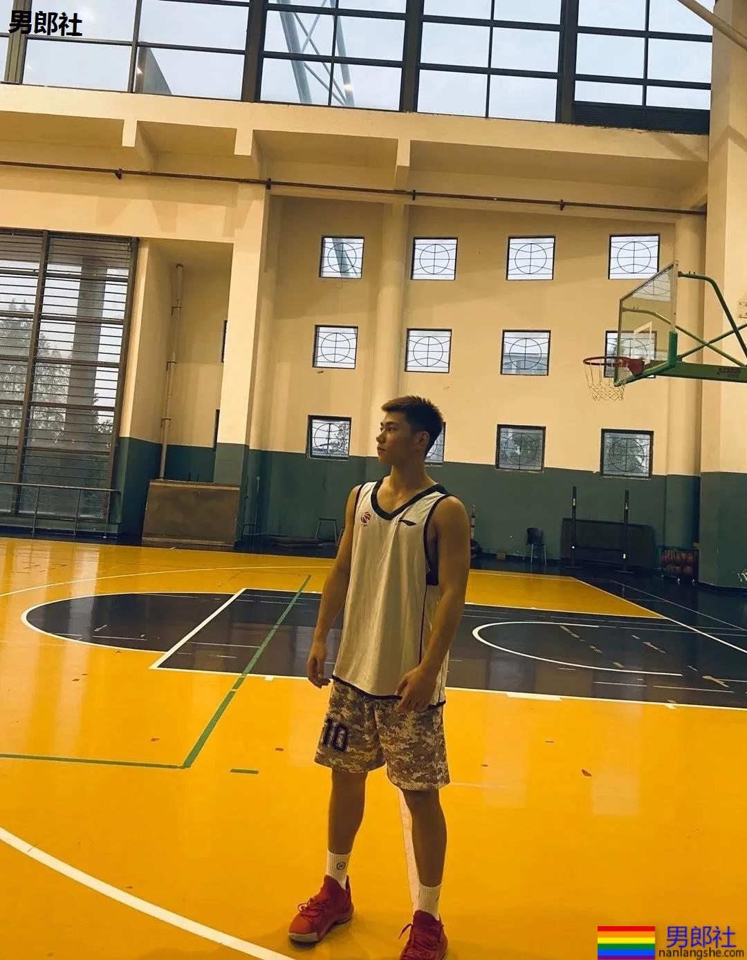 19岁上海工程大篮球帅哥，六块腹肌让学姐们都不淡定了！ - 51虹马