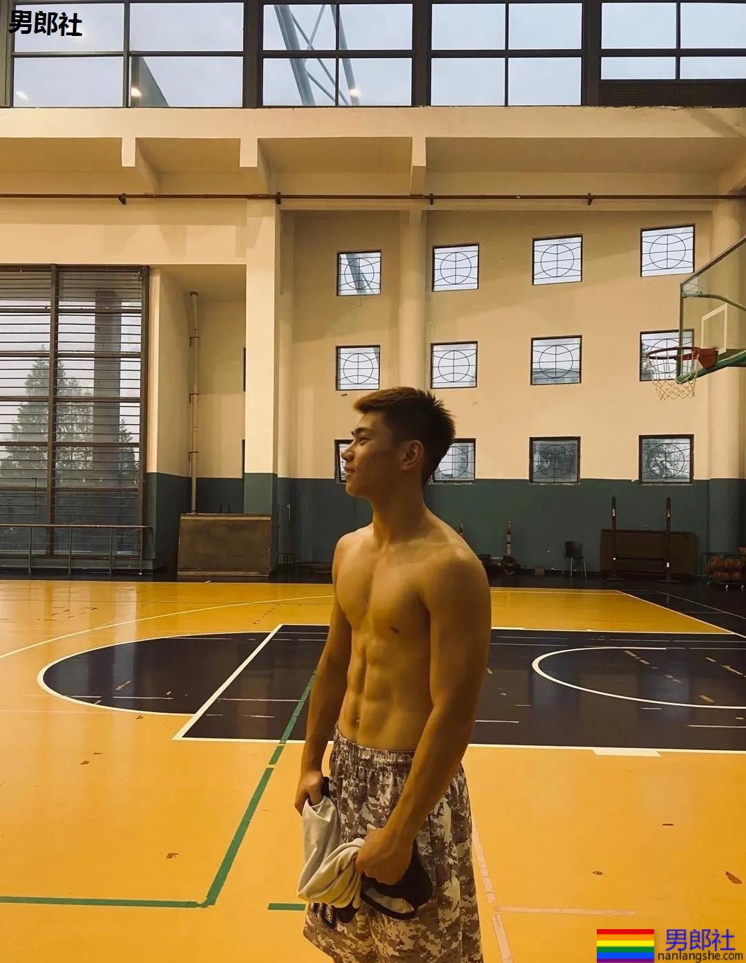 19岁上海工程大篮球帅哥，六块腹肌让学姐们都不淡定了！ - 51虹马