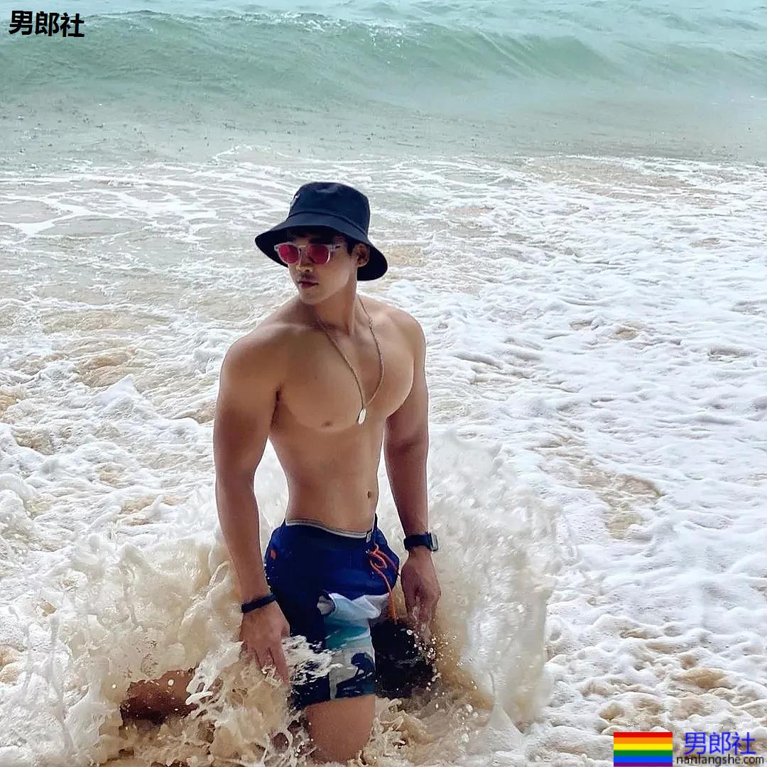 运动网红小哥拍沙滩大片，网友们都不淡定了！-51虹马