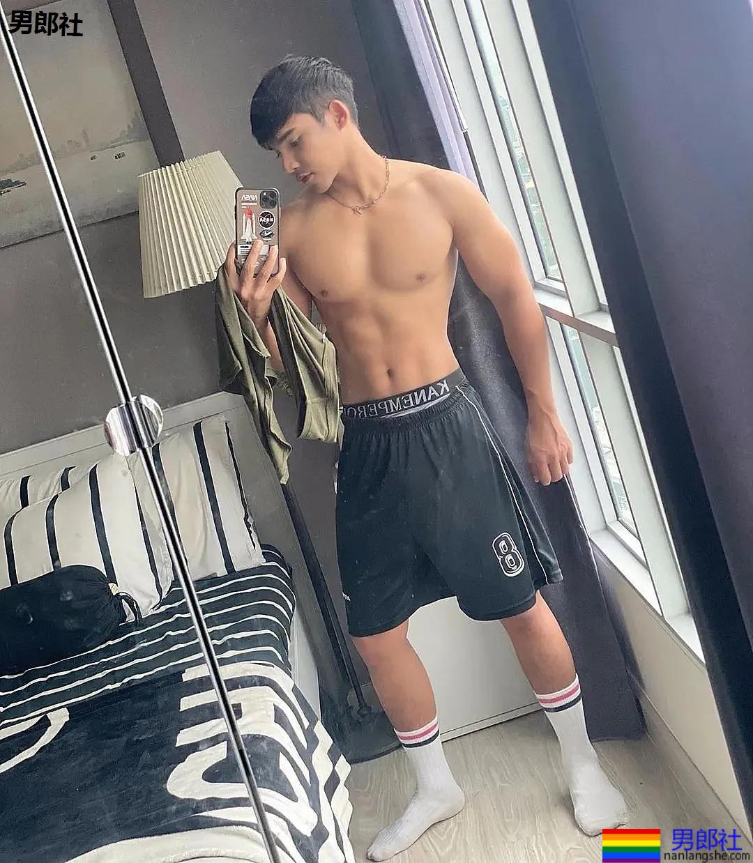 运动网红小哥拍沙滩大片，网友们都不淡定了！ - 51虹马