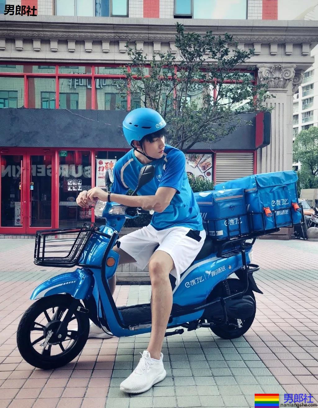 黝黑肌肉小哥哥商场直接脱了试衣服！身材真好 - 51虹马