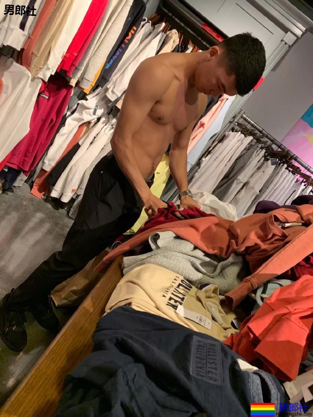 黝黑肌肉小哥哥商场直接脱了试衣服！身材真好 - 51虹马