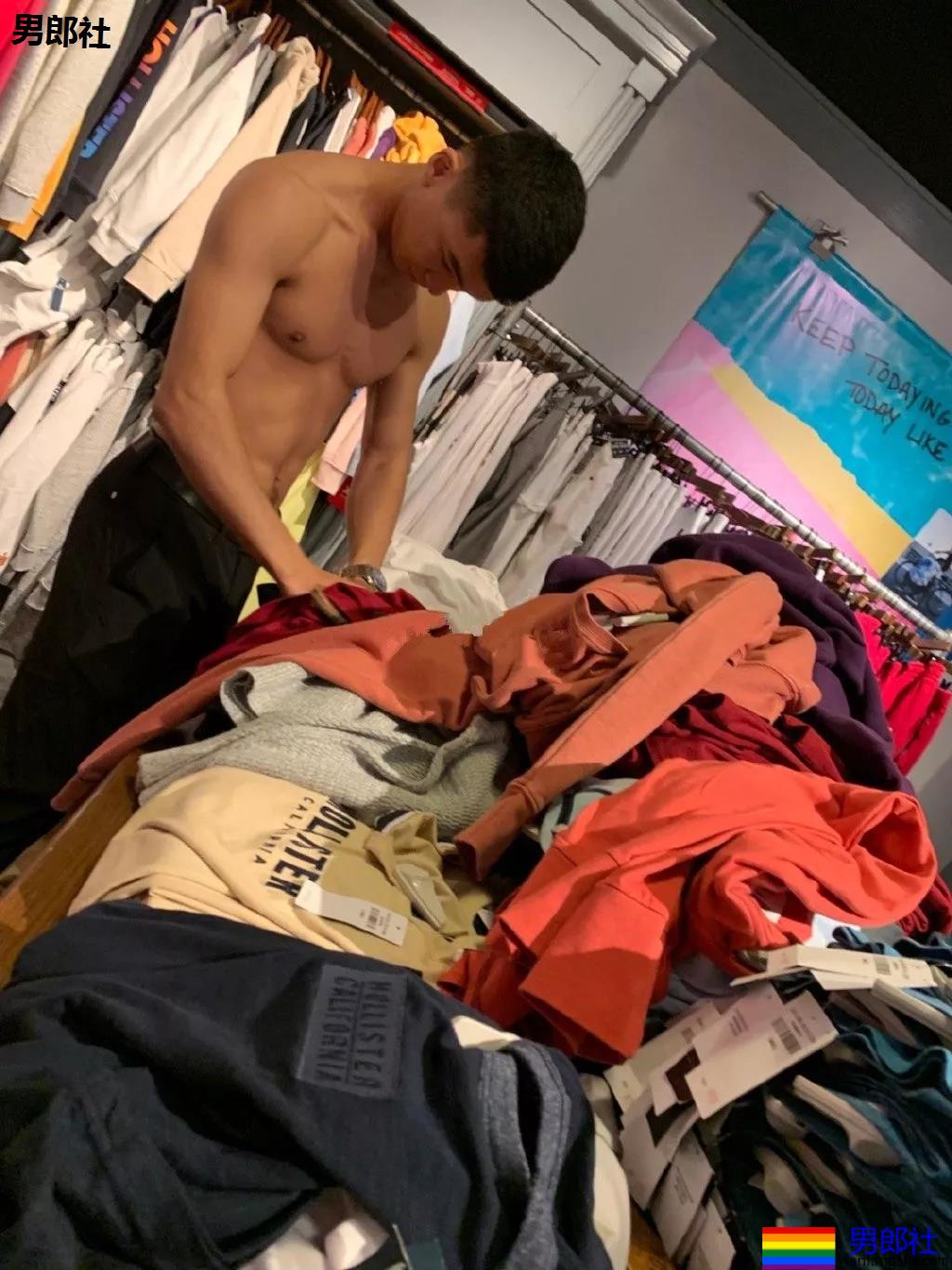 黝黑肌肉小哥哥商场直接脱了试衣服！身材真好 - 51虹马