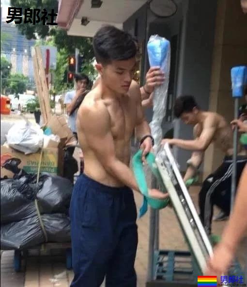 黝黑肌肉小哥哥商场直接脱了试衣服！身材真好 - 51虹马