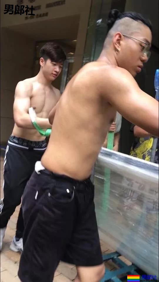 黝黑肌肉小哥哥商场直接脱了试衣服！身材真好 - 51虹马