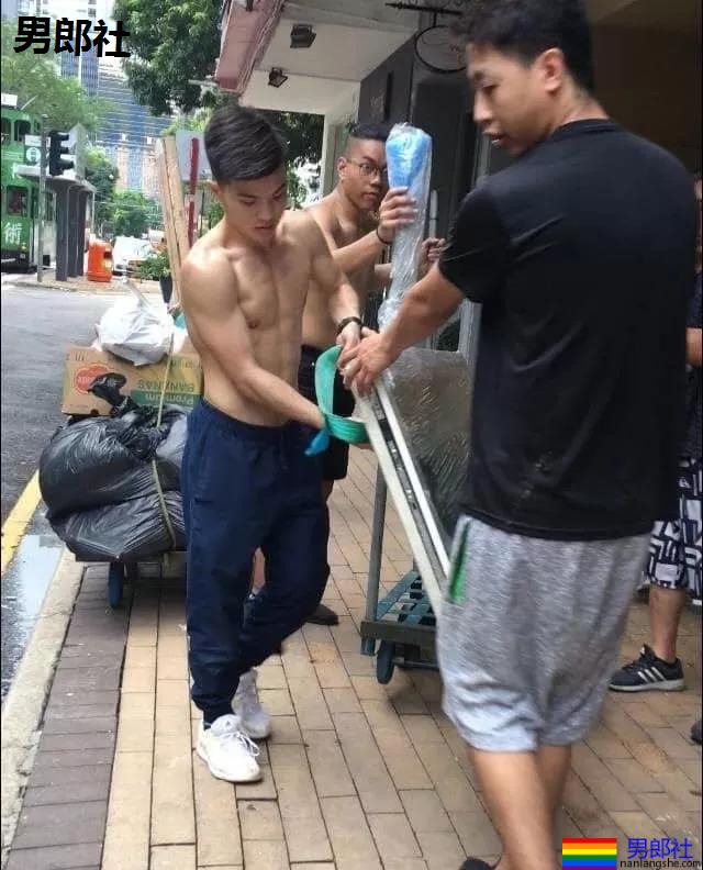 黝黑肌肉小哥哥商场直接脱了试衣服！身材真好 - 51虹马