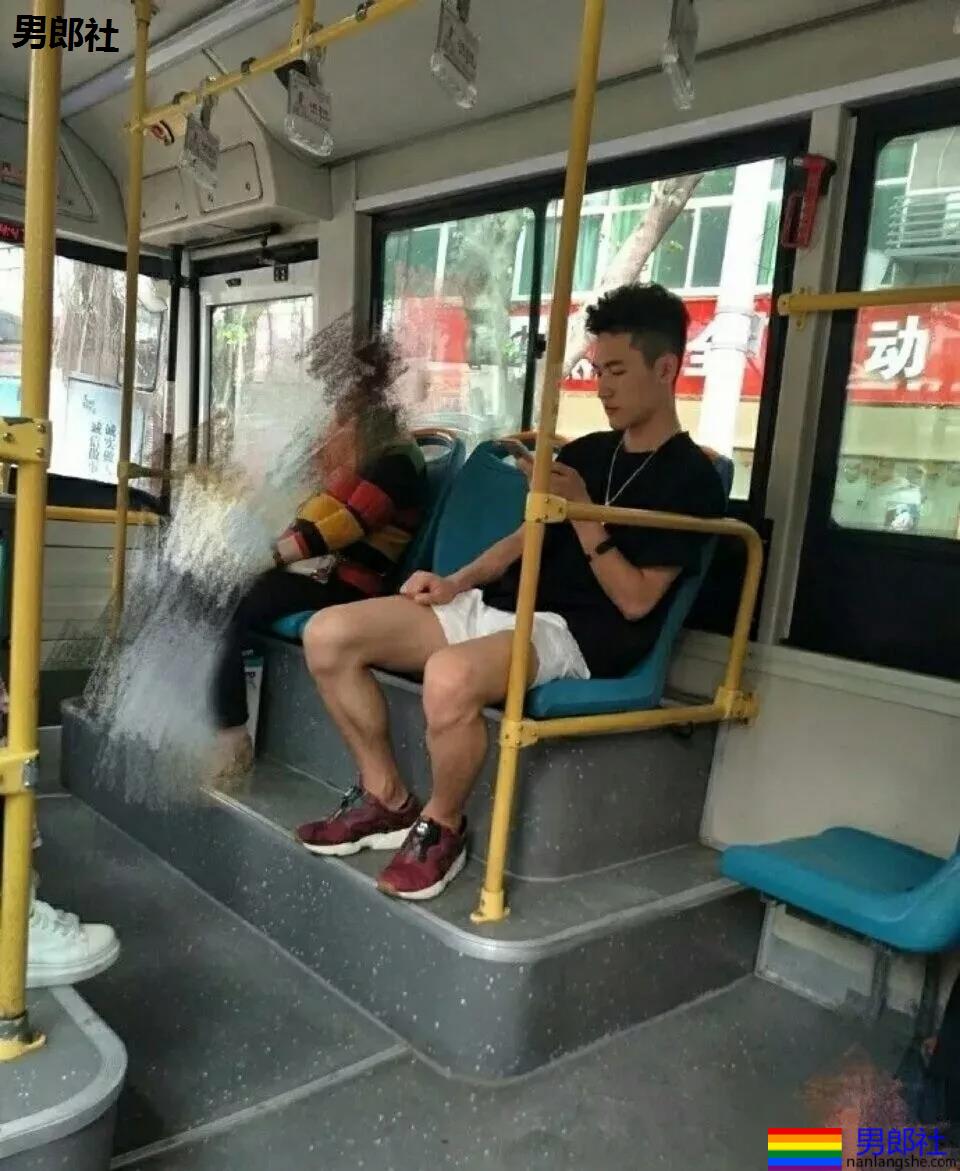 黝黑肌肉小哥哥商场直接脱了试衣服！身材真好 - 51虹马