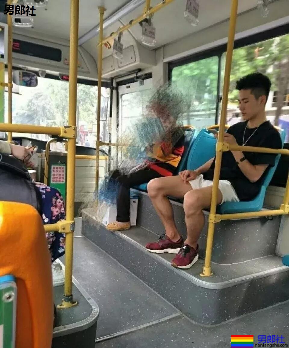 黝黑肌肉小哥哥商场直接脱了试衣服！身材真好 - 51虹马