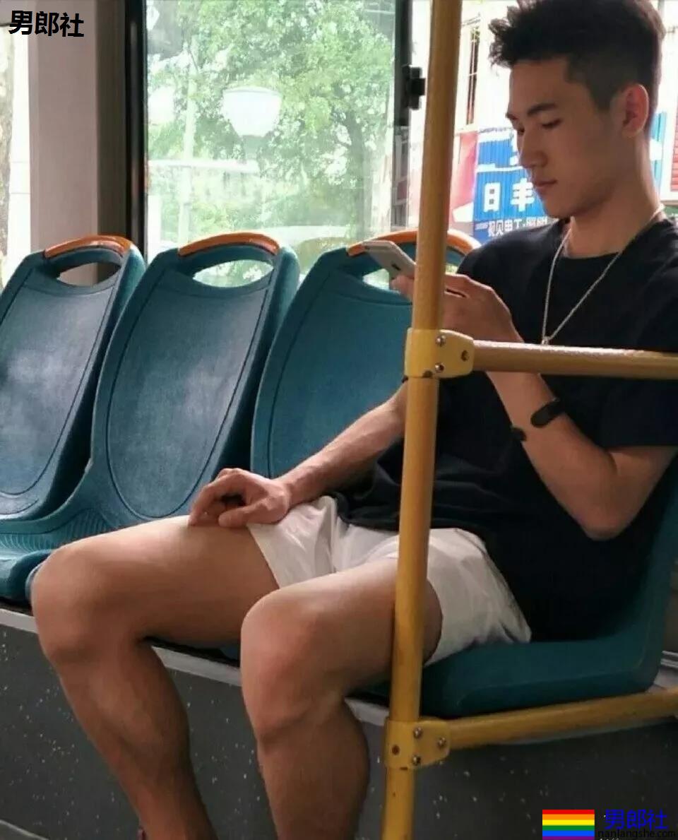 黝黑肌肉小哥哥商场直接脱了试衣服！身材真好 - 51虹马