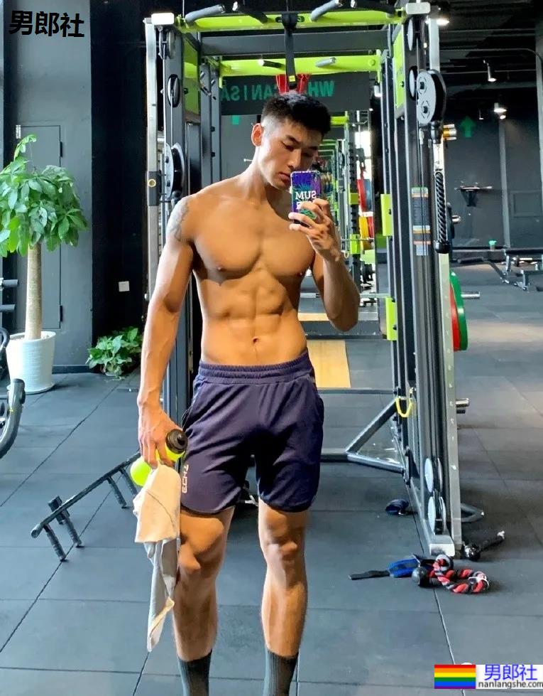 186CM东北大鼻子博主走红，这身材也太可了！-51虹马