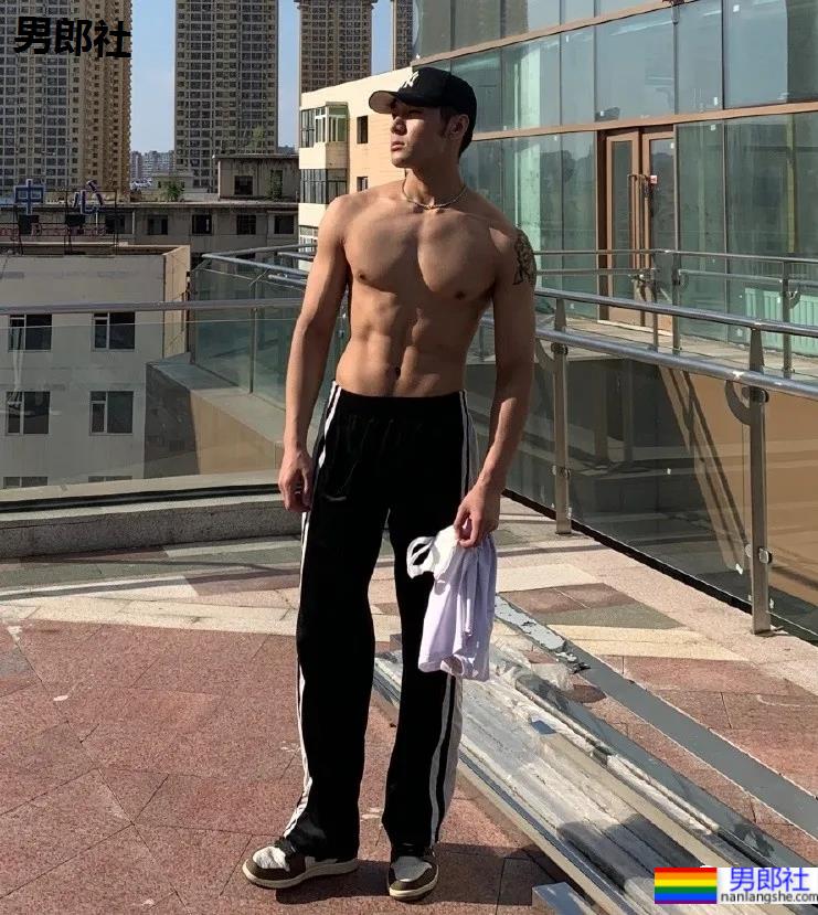 186CM东北大鼻子博主走红，这身材也太可了！ - 51虹马