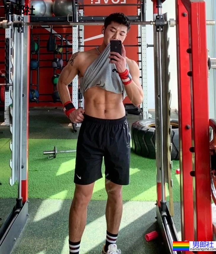 186CM东北大鼻子博主走红，这身材也太可了！ - 51虹马