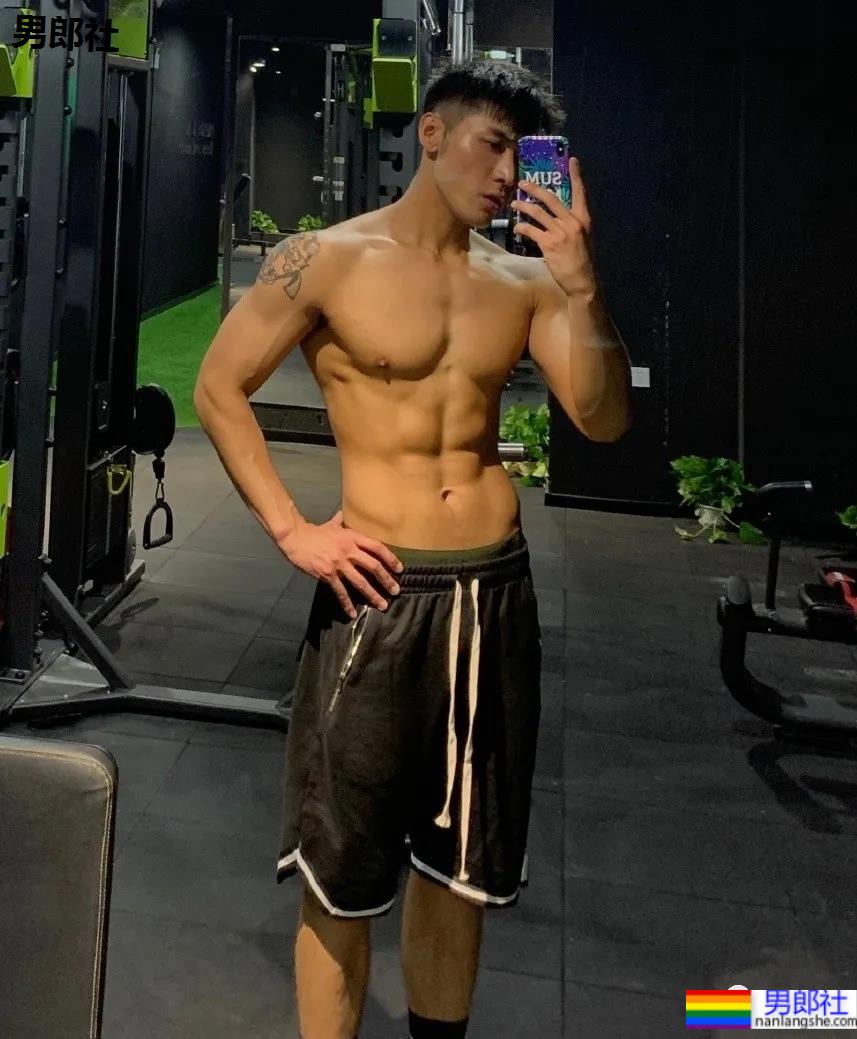 186CM东北大鼻子博主走红，这身材也太可了！ - 51虹马